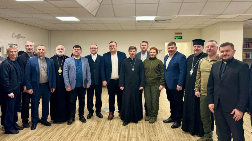 В Києві відбулося засідання Секретаріату ВРЦіРО та презентовано водонепроникний Новий Заповіт